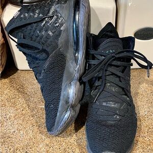 Nike LeBron 17 'Currency' BQ3177-001